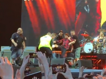 Dave Grohl se vraća na pozornicu s nogom u gipsu (Izvor: Youtube)