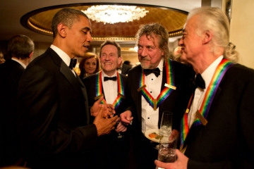 John Paul Jones, Robert Plant i Jimmy Page, u Kennedy Centru kada su primili priznanje američkog predsjednika Baracka Obame (Izvor: Wikipedia)