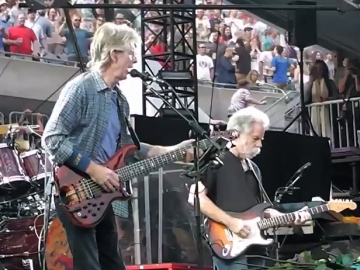 Phil Lesh i Bob Weir iz Grateful Dead na Soldier Field stadionu u Chicagu (Izvor: Youtube)