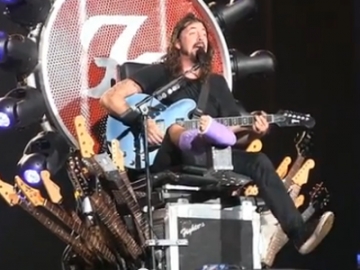 Dave Grohl na gitarskom tronu u Washington D.C.-iju (Izvor: Youtube)