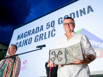 Rajko Grlić prima nagradu '50 godina' na Motovun Film Festivalu (Foto: Julien Duval)
