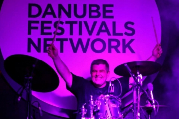 Trut - dugogodišnji bubnjar Rambo Amadeusa sjedi za bubnjevima u E-Playu