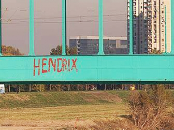 Natpis 'Hendrix' na željezničkom mostu u Zagrebu