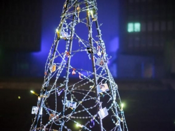 Božićno drvce od žilet žice u Ljubljani (Foto: Nebojša Tejić/STA)