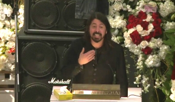 Dave Grohl na pogrebu Lemmyja Kilmistera