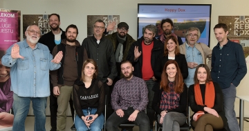 Domaći autori 12. ZagrebDoxa: S lijeva, gornji red: Nenad Puhovski, Tonći Gaćina, Đuro Gavran, Arsen Oremović, Robert Tomić Zuber, Tomislav Pulić, Ivan Ramljak, Nataša Vidaković, Pero Kvesić, Saša Ban donji red: Nikica Zdunić, Tin Bačun, Ivana Sansević, Katarina-Zrinka Matijević (Foto: Nina Đurđević)