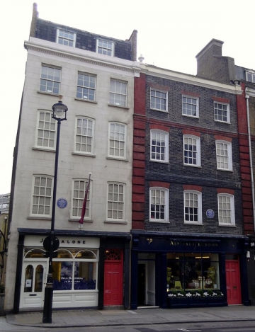 Bijela zgrada (lijevo) je Brook Street 23 gdje je živio Jimi Hendrix, ulaz do (crna fasada) je zgrada u kojoj je živio Händel (Foto: Wikipedia)