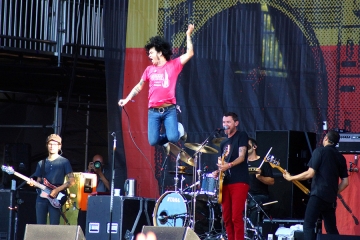 At the Drive-In 2012. na Lollapaloozi (s lijeva na desno): Omar Rodríguez-López, Cedric Bixler-Zavala, Jim Ward, Tony Hajjar (na bubnjevima) i  Paul Hinojos (izvor: Wikipedia)