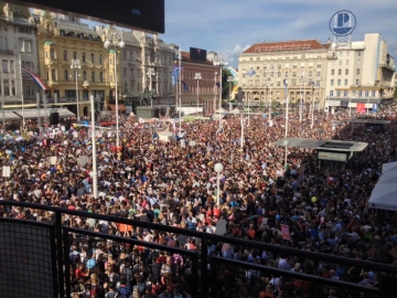 Po službenom policijskom izvješću 1. lipnja okupilo se 40.000 ljudi na glavnom zagrebačkom trgu kako bi dali podršku nastavku provođenja Cjelovite kurikularne reforme obrazovanja (Foto: Vedran Peternel)