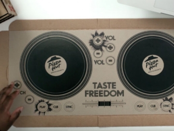 DJ pult na kartonskoj ambalaži za dostavu Pizza Hut pizze