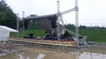Srušena pozornica Ferragosto Jam festivala u Orahovici (Foto: Ferragosto Jam / Facebook)