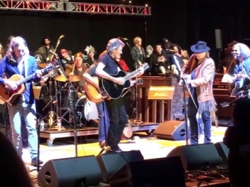 Neil Young, Roger Waters i My Morning Jacket izvode 'Forever Young'