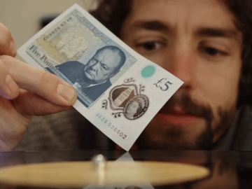 Nova novčanica od 5 funti kao gramofonska igla (Izvor: Youtube)