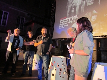 Slijeva nadesno: Veble (maše), Štefan Jež (prekrižene ruke), Borut Činč (bez harmonike), Boris Bele (pola koraka natrag, pogled nadolje). Posve desno je djevojka s Radio Stidenta koja je manjkavo vodila razgovor (Foto: Marko Brecelj)