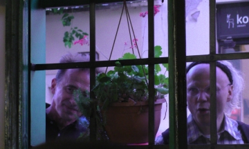 Max Juričić i Boris Leiner kroz prozor s ulice slušaju Rundekov nastup Pod starim krovovima (Foto: Zoran Stajčić)