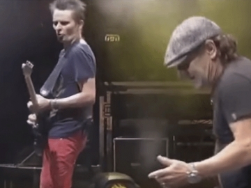 Matt Bellamy i Brian Johnson zajedno na pozornici Reading Festivala (Izvor: Youtube)